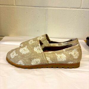 LL Bean women’s canvas taupe floral shoes